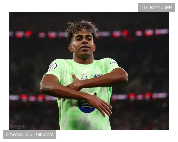 巴萨小将亚马尔在一次反抢中膝盖扭伤,被担架抬离场